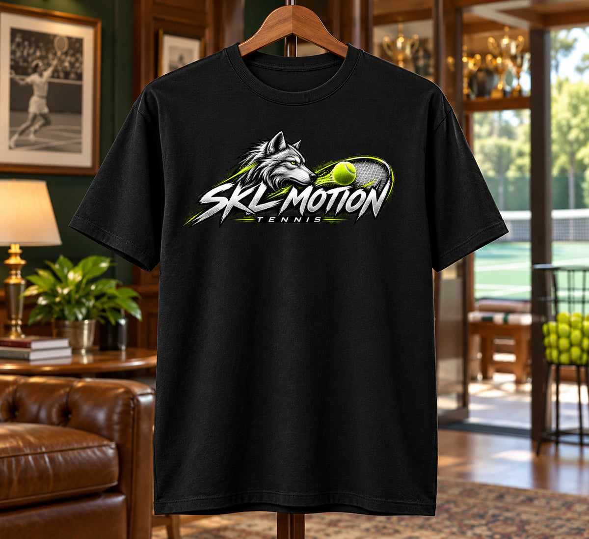 T-shirt tennis noir SKL Motion sur cintre, motif devant