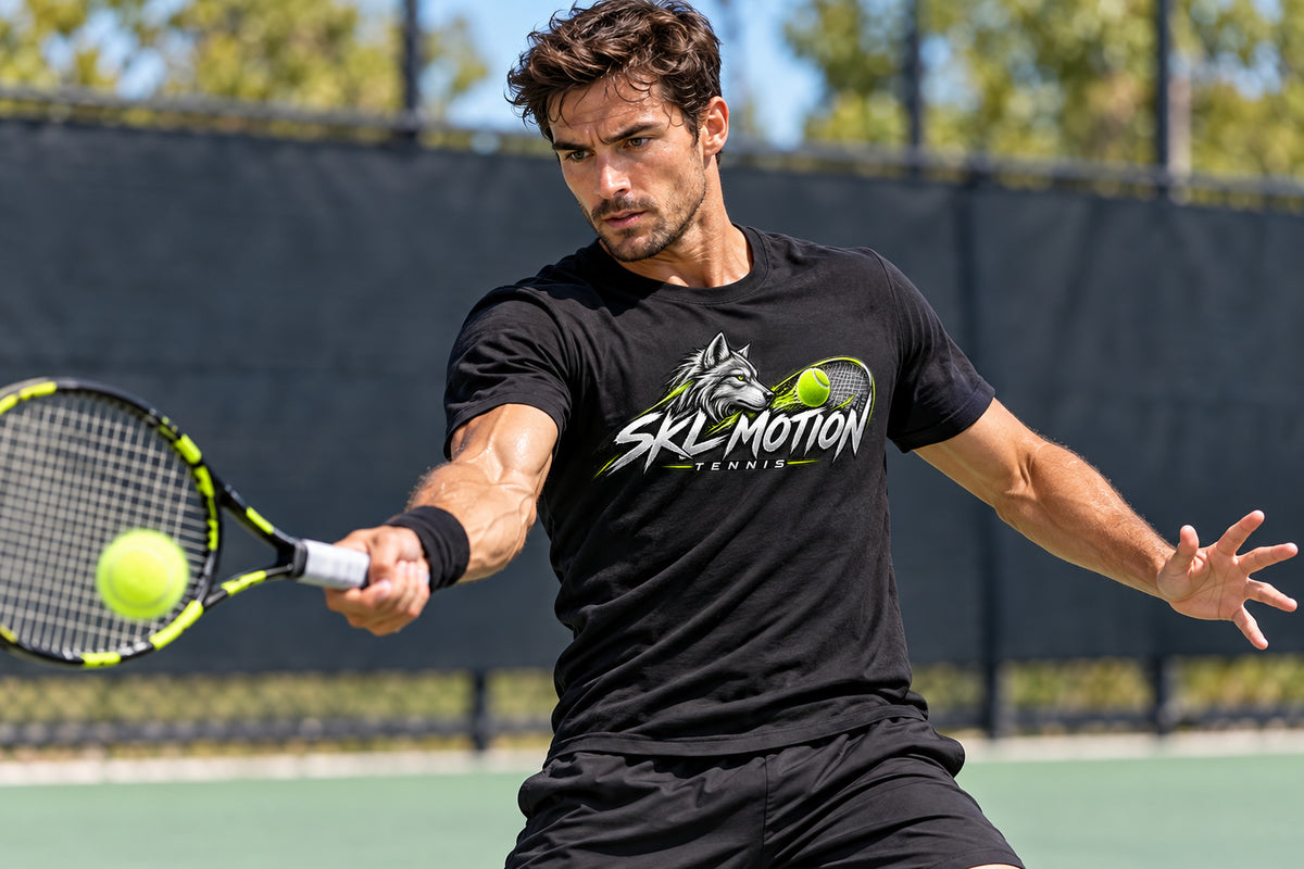 T-shirt tennis noir SKL Motion en action, vue de face