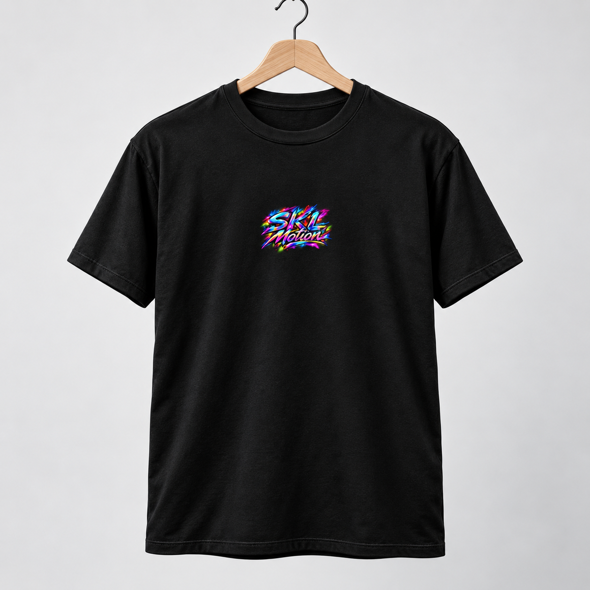 T-shirt basketball noir SKL Motion vue de face sur cintre avec logo poitrine multicolore