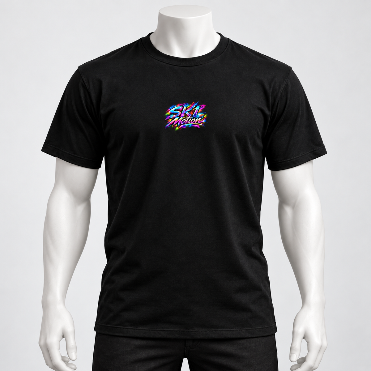 T-shirt basketball noir SKL Motion porté sur mannequin vue de face avec logo poitrine