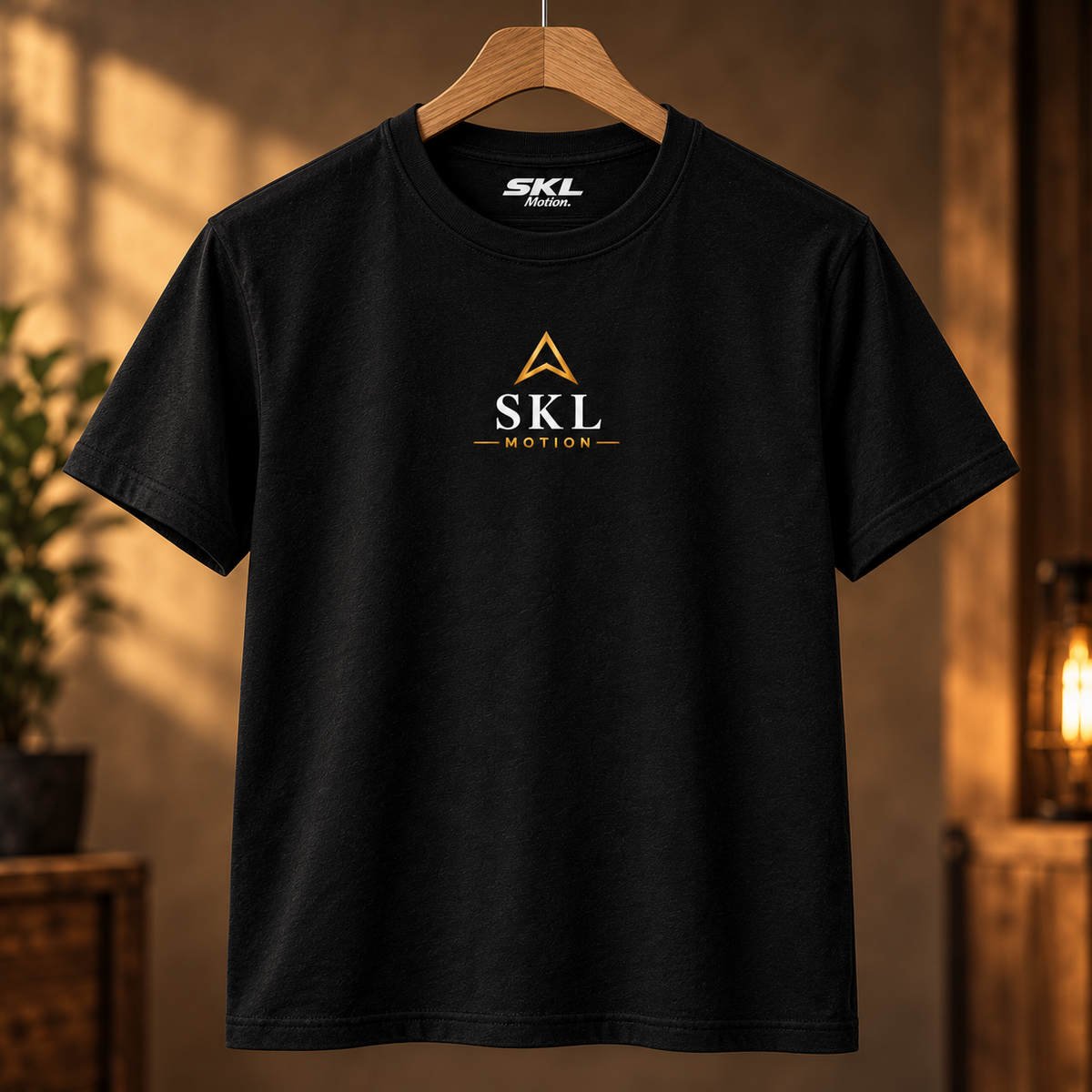 T-shirt Phoenix Warrior noir SKL Motion sur cintre, vue de face avec logo poitrine centré