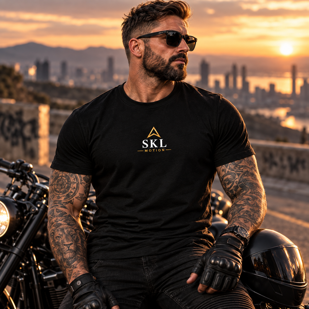 T-shirt Phoenix Warrior noir SKL Motion porté de face en situation avec logo centré sur la poitrine