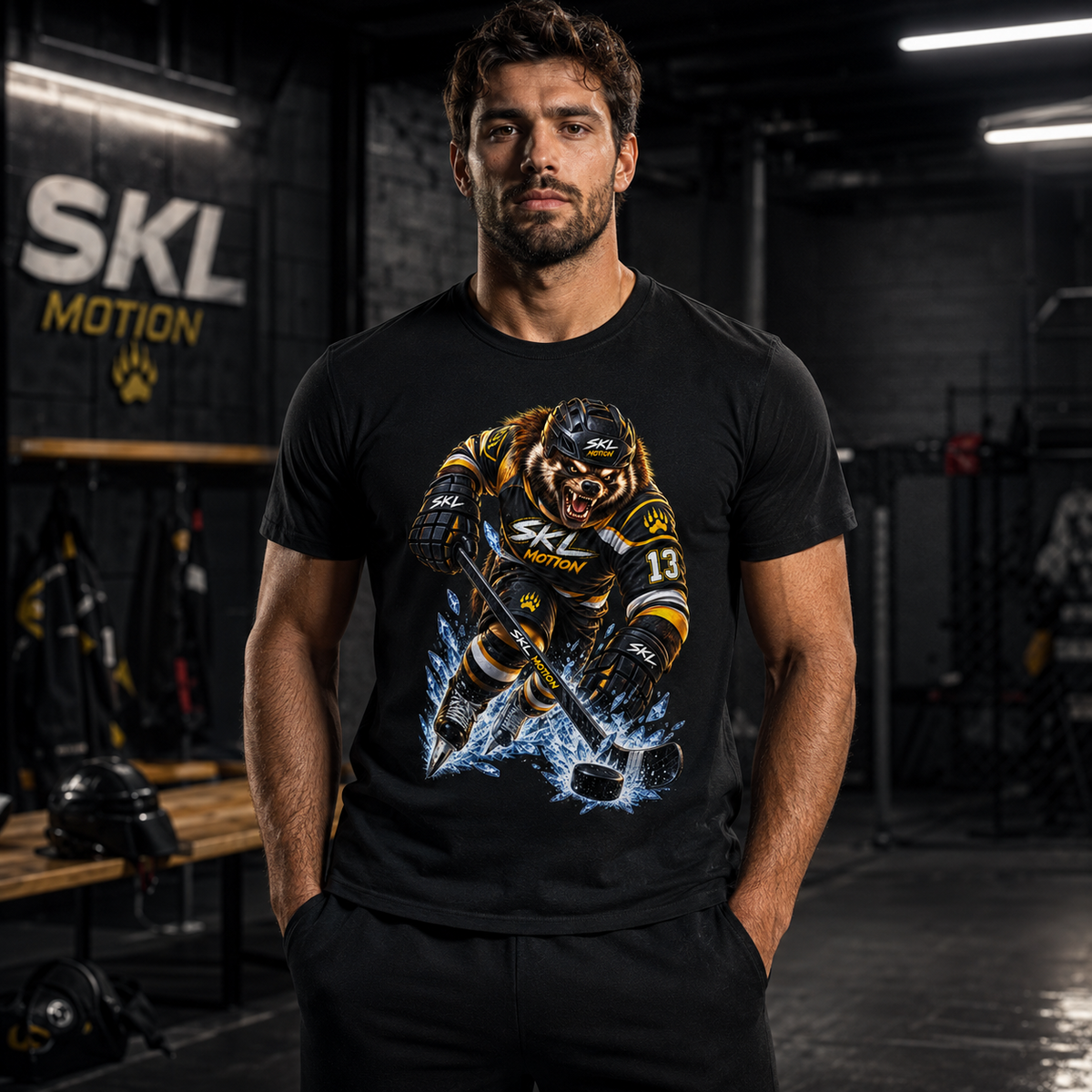 T-shirt hockey SKL Motion porté de face, design Gulo gulo noir jaune et blanc