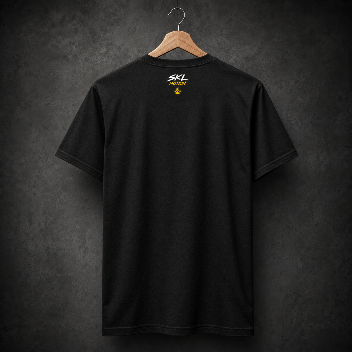 T-shirt hockey noir SKL Motion vue de dos sur cintre, logo blanc jaune et patte