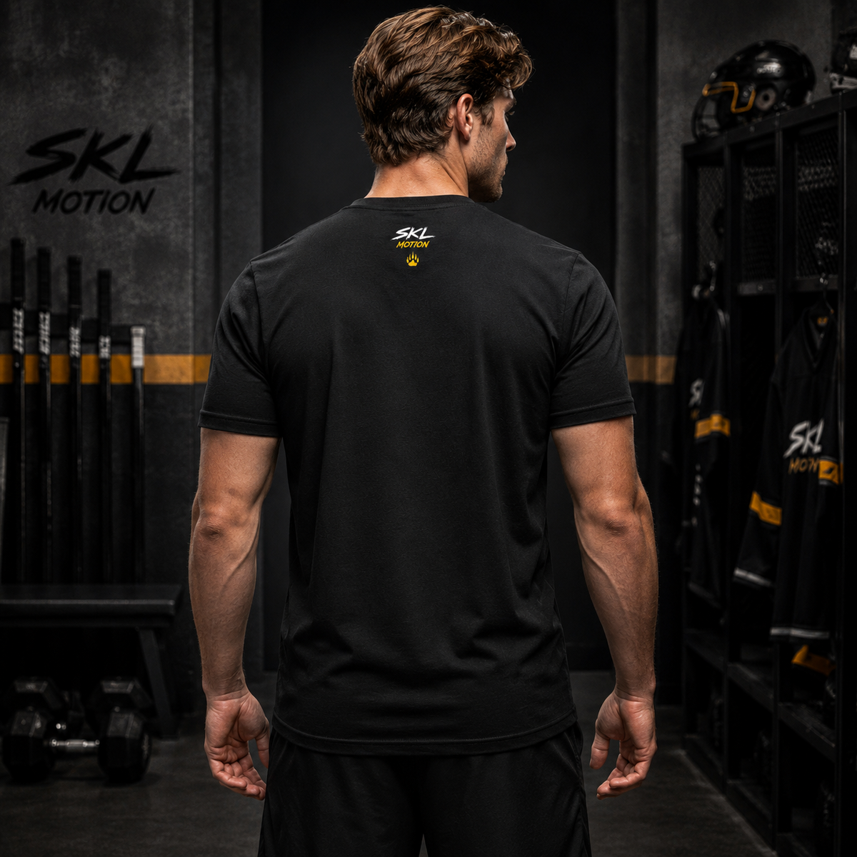 T-shirt hockey noir SKL Motion porté de dos avec petit logo et patte jaune