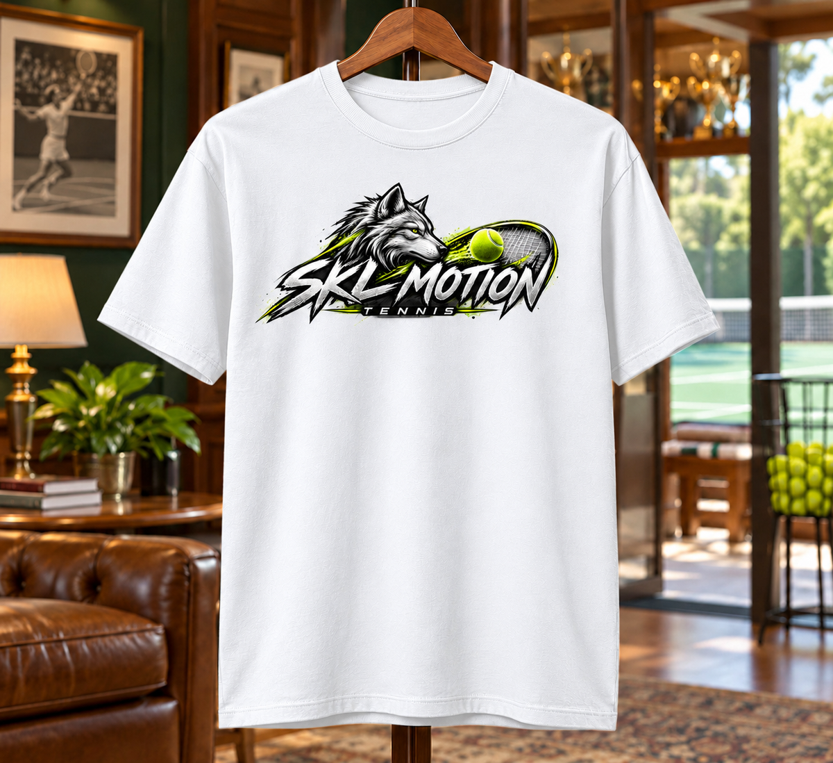 T-shirt tennis blanc SKL Motion sur cintre, motif devant