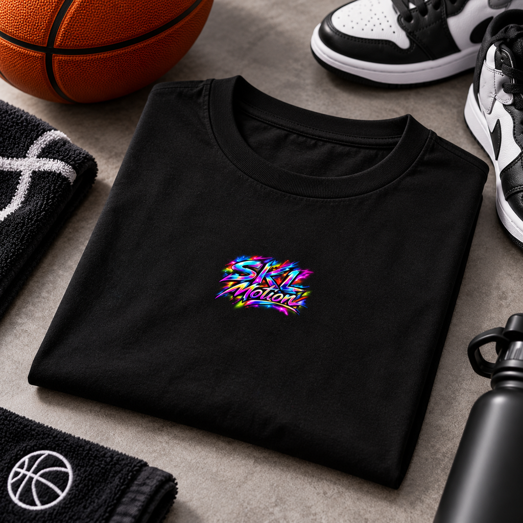 T-shirt basketball noir SKL Motion plié avec accessoires de basketball
